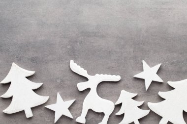 Noel arka plan. Gri bir adam üzerinde beyaz ağaç süsleri