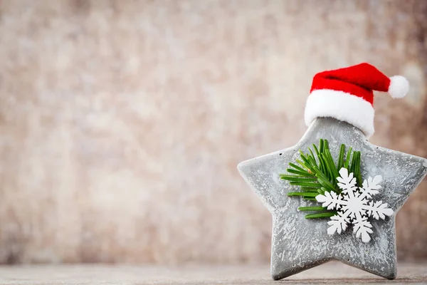 Natal estrelas decoração com chapéu de Papai Noel. Fundo de vintages . — Fotografia de Stock