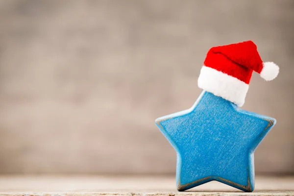 Natal estrelas decoração com chapéu de Papai Noel. Fundo de vintages . — Fotografia de Stock