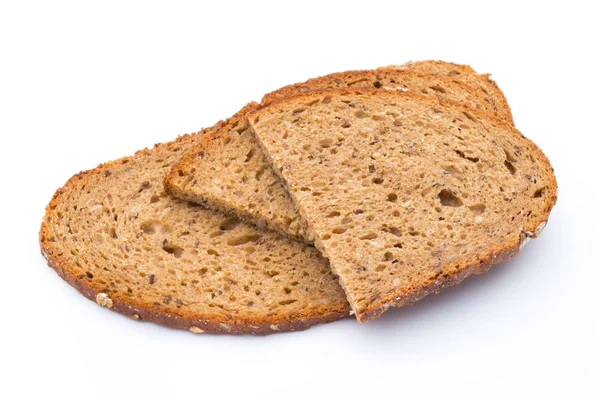 Rodajas de pan de centeno aisladas sobre fondo blanco. — Foto de Stock