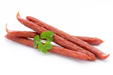 Beyaz bir arka plan üzerinde izole tütsülenmiş sosis salam.