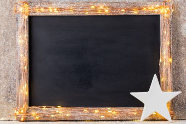 Noel rustik arka plan - vintage dalgalı ışıkları ile ahşap bir