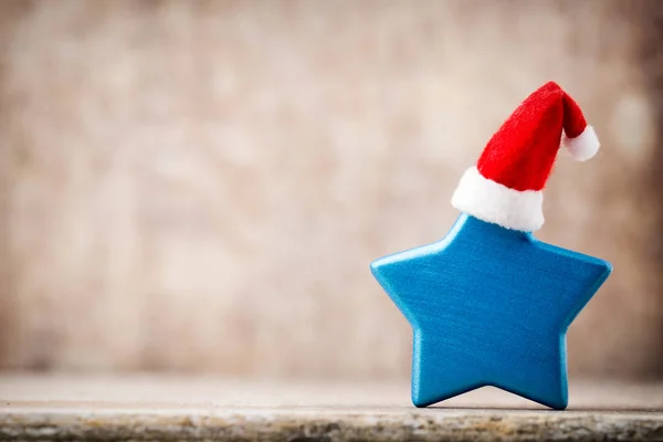 Natal estrelas decoração com chapéu de Papai Noel. Fundo de vintages . — Fotografia de Stock