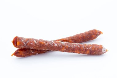 Beyaz bir arka plan üzerinde izole tütsülenmiş sosis salam.