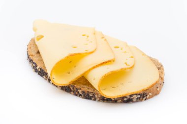 Ekmek üzerinde peynir dilimleri. Beyaz arkaplan.