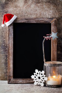 Noel dekorasyonu ile kara tahta. Noel Baba şapkası, yıldız, tahta 