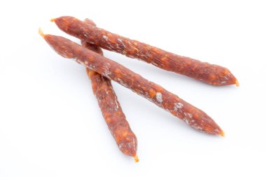 Beyaz bir arka plan üzerinde izole tütsülenmiş sosis salam.