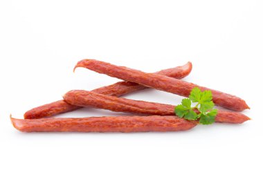 Beyaz bir arka plan üzerinde izole tütsülenmiş sosis salam.