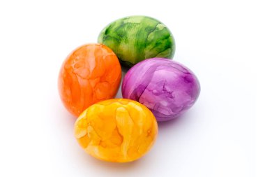 Beyaz bir arka plan üzerinde renkli Paskalya yumurta boyalı.