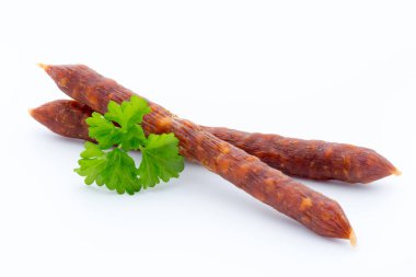 Beyaz bir arka plan üzerinde izole tütsülenmiş sosis salam.