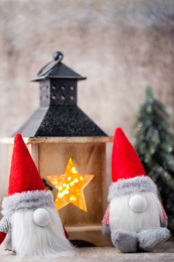 Noel gnome und Noel Baba şapkası. Noel desen. Arka plan üzerinde 