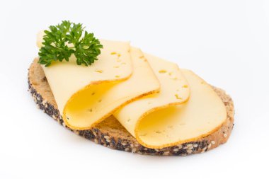 Ekmek üzerinde peynir dilimleri. Beyaz arkaplan.