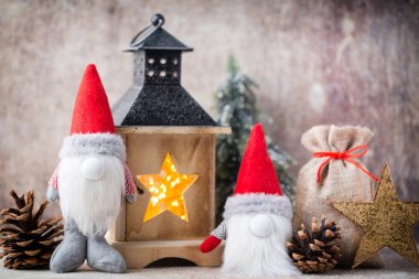 Noel gnome und Noel Baba şapkası. Noel desen. Arka plan üzerinde 