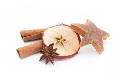 Noel baharat. Apple, anason, yıldız, tarçın, çam. İzole 