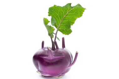 Lahana kohlrabi beyaz arka planda izole edilmiş..