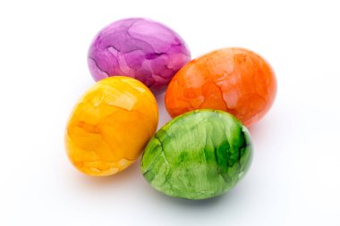 Beyaz bir arka plan üzerinde renkli Paskalya yumurta boyalı.