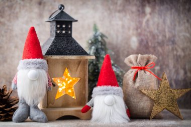 Noel gnome und Noel Baba şapkası. Noel desen. Arka plan üzerinde 