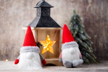 Noel gnome und Noel Baba şapkası. Noel desen. Arka plan üzerinde 