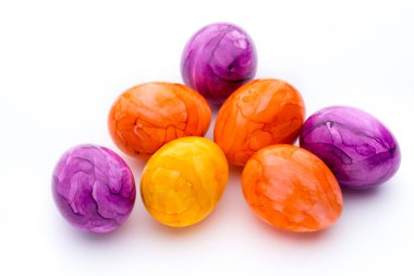 Beyaz bir arka plan üzerinde renkli Paskalya yumurta boyalı.