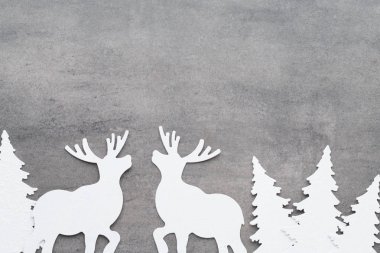 Noel arka plan. Gri bir adam üzerinde beyaz ağaç süsleri