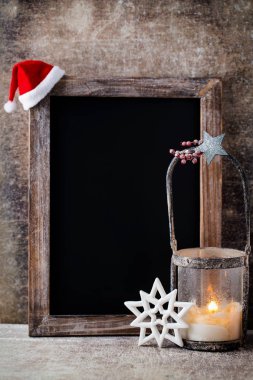 Noel dekorasyonu ile kara tahta. Noel Baba şapkası, yıldız, tahta 