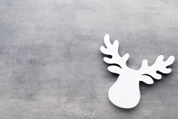 Fondo de Navidad. Decoraciones de árboles blancos sobre un fondo gris — Foto de Stock