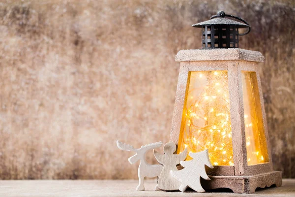 Lanterna com árvore de Natal, decoração de Natal. Cartão de saudação. — Fotografia de Stock