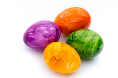 Beyaz bir arka plan üzerinde renkli Paskalya yumurta boyalı.