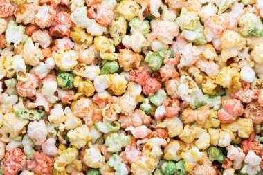 Renkli patlamış mısır dokusu arka planı. Tatlı patlamış mısır.