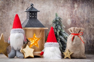 Noel gnome und Noel Baba şapkası. Noel desen. Arka plan üzerinde 