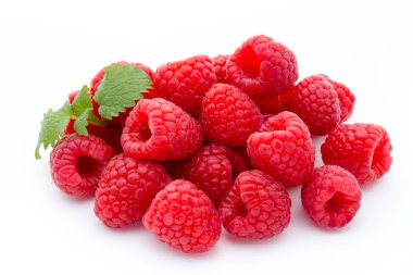 Beyaz arka planda izole edilmiş olgun kırmızı ahududular..