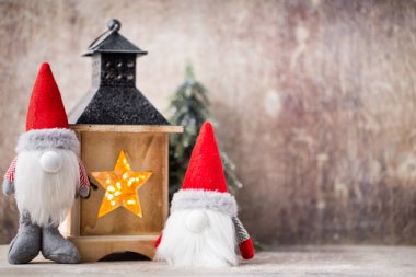 Noel gnome und Noel Baba şapkası. Noel desen. Arka plan üzerinde 