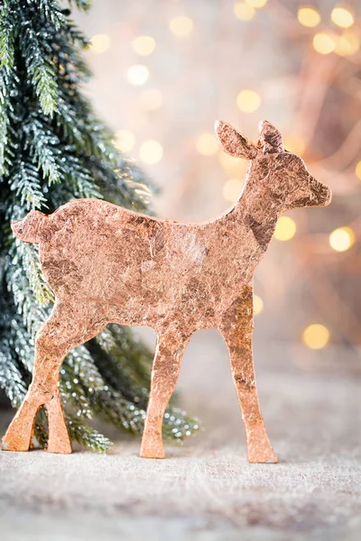 Bronzen Kerstdecoratie. Decoraties voor de feestdagen brons op bokeh — Stockfoto