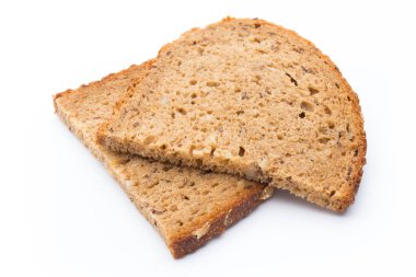 Beyaz arka planda izole edilmiş çavdar ekmeği dilimleri.