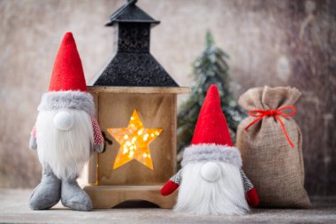 Noel gnome und Noel Baba şapkası. Noel desen. Arka plan üzerinde 