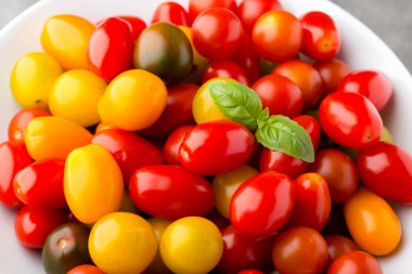 Domates gri arka plan üzerinde. Renkli domates, kırmızı domates