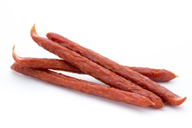 Beyaz bir arka plan üzerinde izole tütsülenmiş sosis salam.