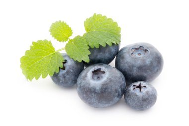 Beyaz arka planda izole edilmiş taze, sulu yabanmersini grubu..