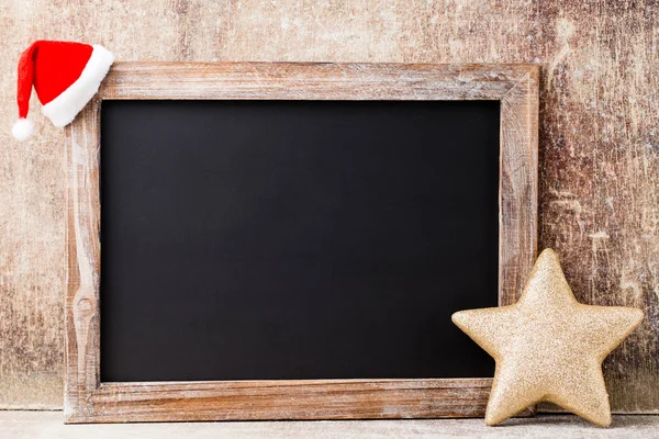 木製の背景にクリスマスの黒板や装飾. — ストック写真