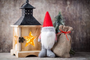 Noel gnome und Noel Baba şapkası. Noel desen. Arka plan üzerinde 