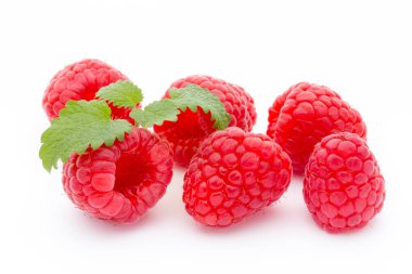 Olgun ahududu, beyaz arka planda yaprak izole..