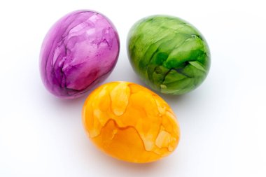 Beyaz bir arka plan üzerinde renkli Paskalya yumurta boyalı.