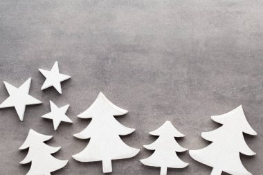 Noel arka plan. Gri bir adam üzerinde beyaz ağaç süsleri