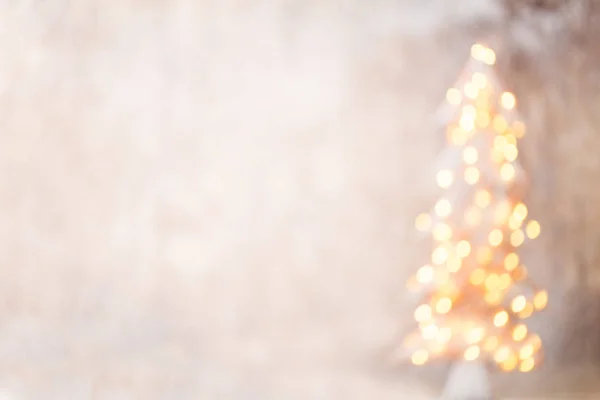Sílhueta de árvore de natal desfocada com luzes embaçadas. — Fotografia de Stock