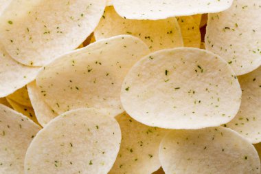 Patates cipslerini ahşap arka planda kapat.