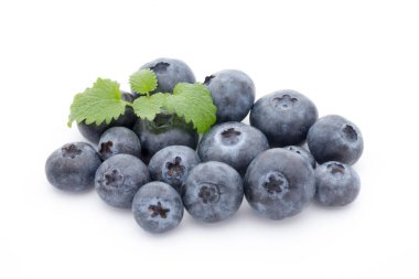 Beyaz arka planda izole edilmiş taze, sulu yabanmersini grubu..