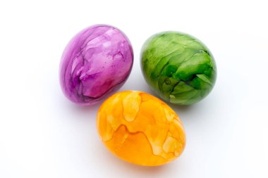 Beyaz bir arka plan üzerinde renkli Paskalya yumurta boyalı.