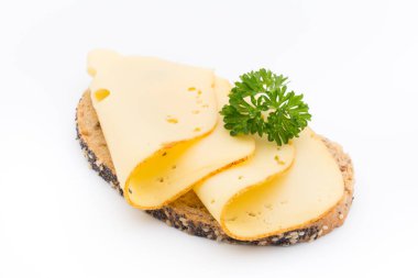 Ekmek üzerinde peynir dilimleri. Beyaz arkaplan.