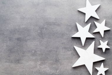Noel arka plan. Gri bir adam üzerinde beyaz ağaç süsleri