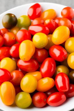 Domates gri arka plan üzerinde. Renkli domates, kırmızı domates